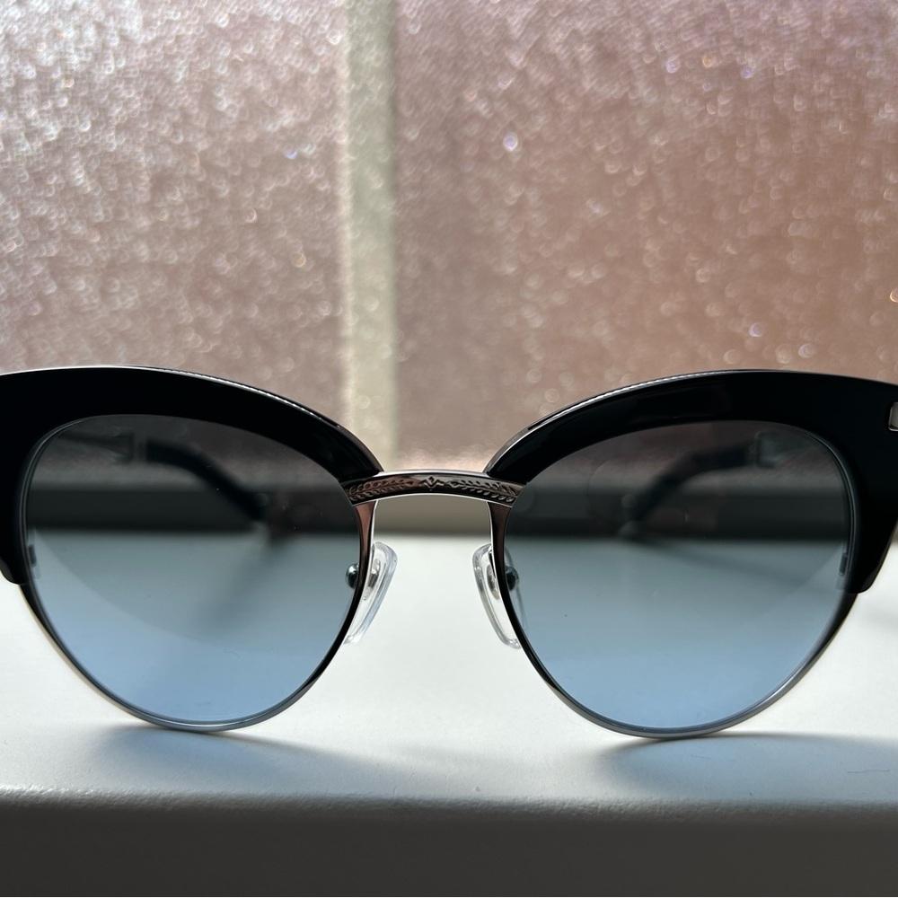 Chic Black Cat-Eye Sunglasses